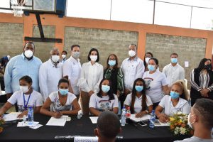 Read more about the article Director del SRSND acompaña  Primera Dama  Raquel Arbaje en recorrido por centro de vacunación en Pimentel