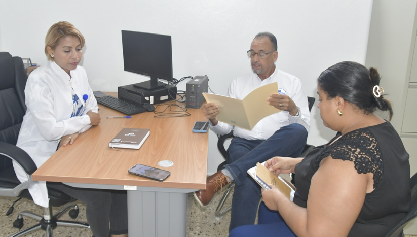 You are currently viewing Ejecutivo del SRS Nordeste socializa con directora del hospital Desiderio Acosta